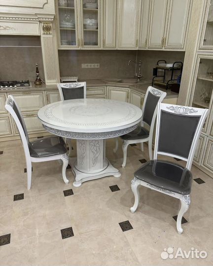 Стол и стулья