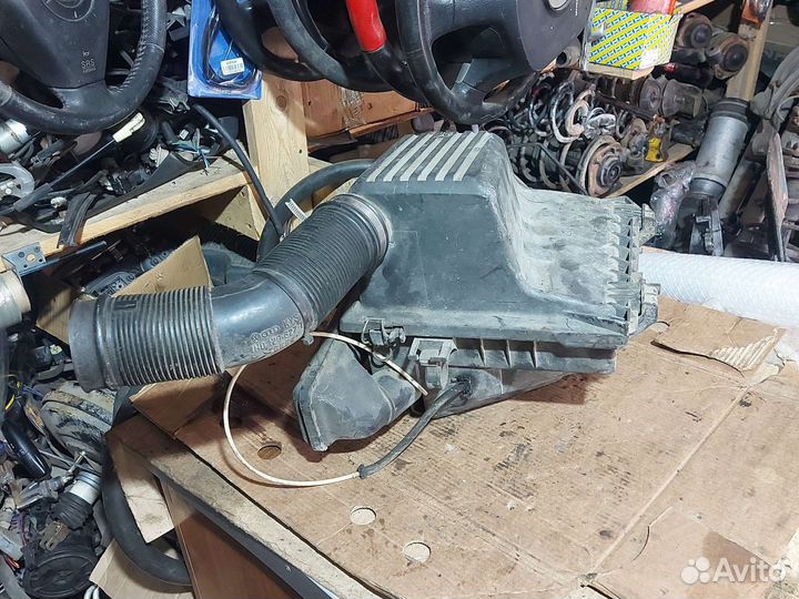 Корпус воздушного фильтра Volkswagen Golf 3