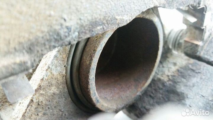 Суппорт передний левый Toyota Hiace LXH12 2LT 1998