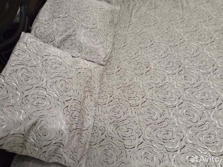 Покрывало с подушками новые