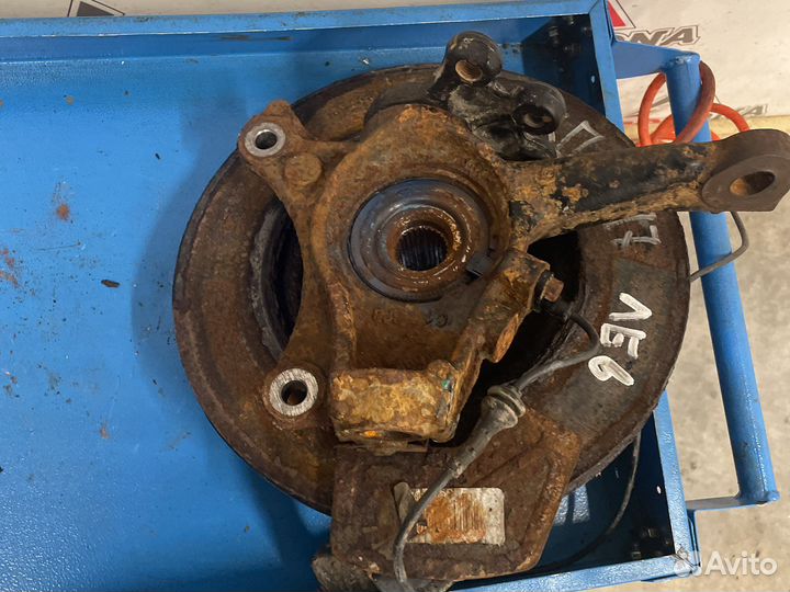 Поворотный кулак, ступица Peugeot 407 левая