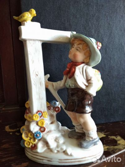 Фарфоровая фигурка