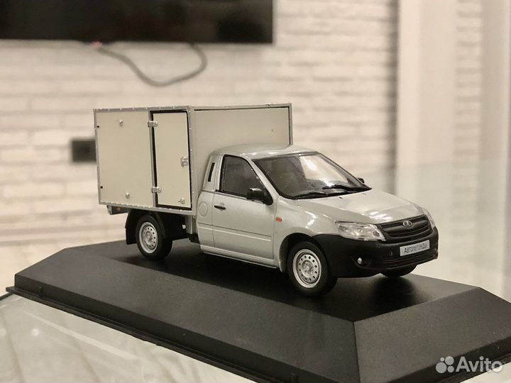 Модель автомобиля вис 2349 автолегенды 1:43