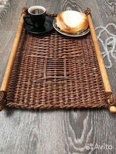 Поднос плетёный из бумажной лозы,с деревянными руч