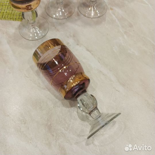 Хрустальные рюмки на ножке