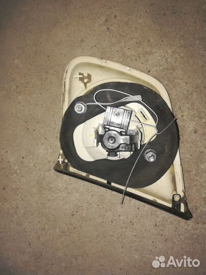 Фонарь крышки багажника левый Volkswagen Jetta 5