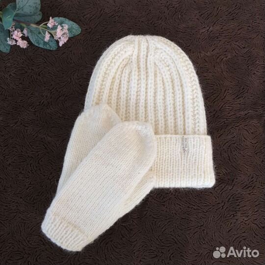 Шапка и варежки ручной работы