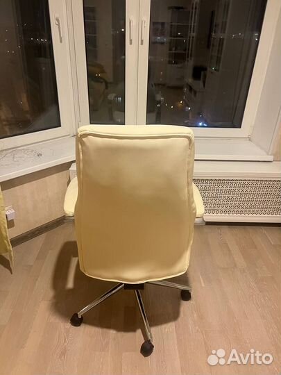 Кресло руководителя Бюрократ T-703SL молочный (T-7