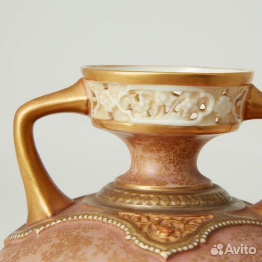 Старинная ваза нежно-розового оттенка с ручками