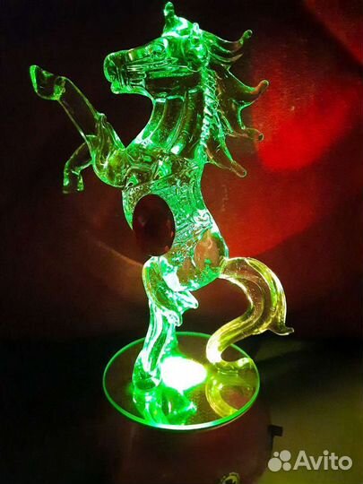 Светяшийся конь