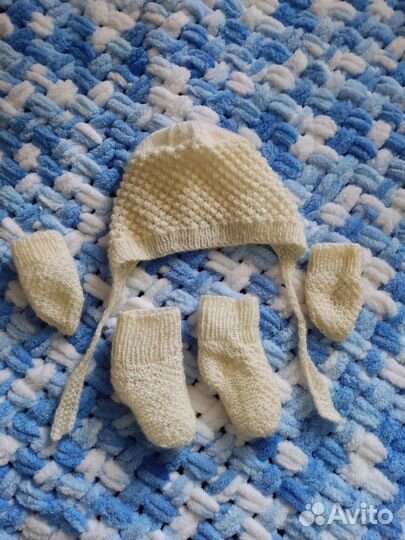 Комплект варежки, носочки и шапка ручной работы