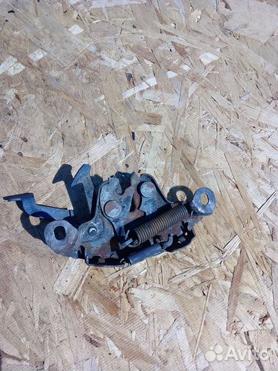 Замок капота Nissan Bluebird U14