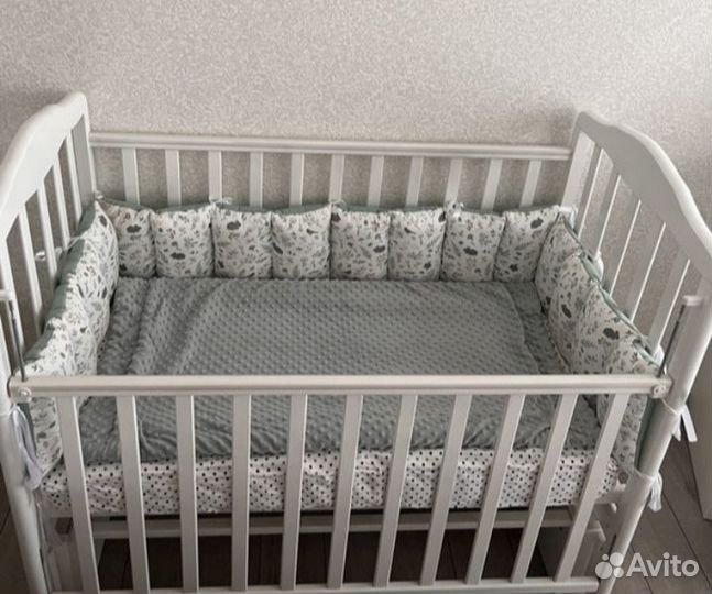 Белая кроватка-маятник с полным комплектом