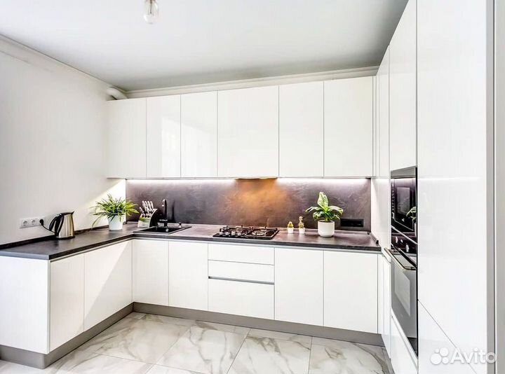 Угловой кухонный гарнитур современный