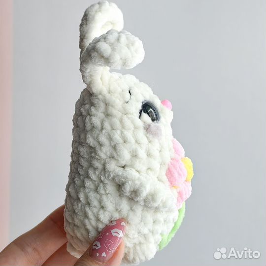 Вязаная игрушка зайчик с цветочком