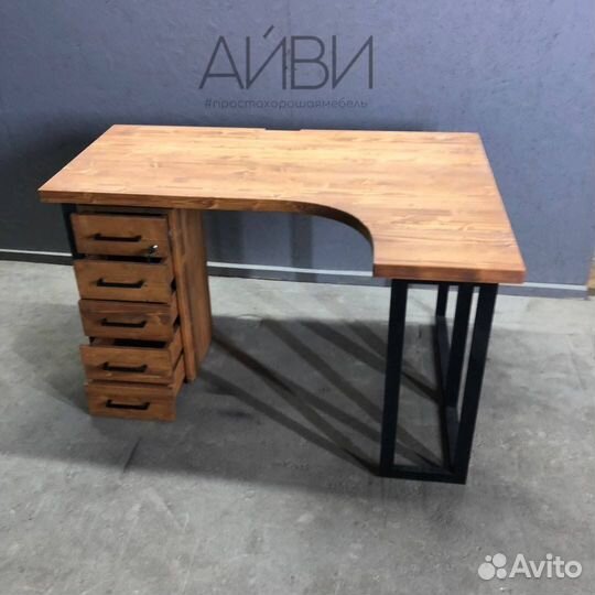 Письменный стол с ящиками