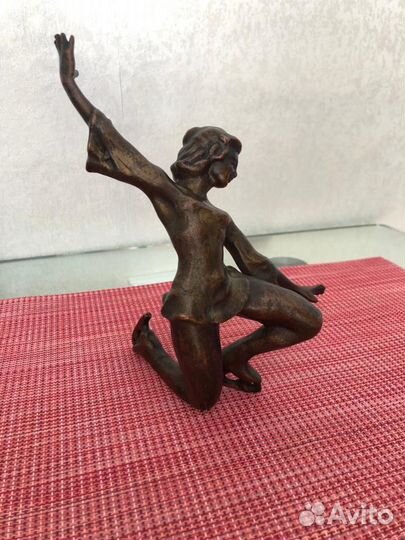 Бронзовая статуэтка фигуристки