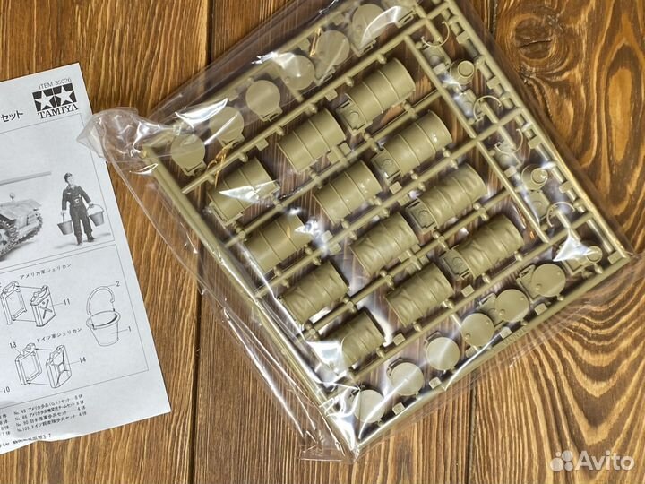 Набор бочек, канистр и ведер от Tamiya 35026, 1/35