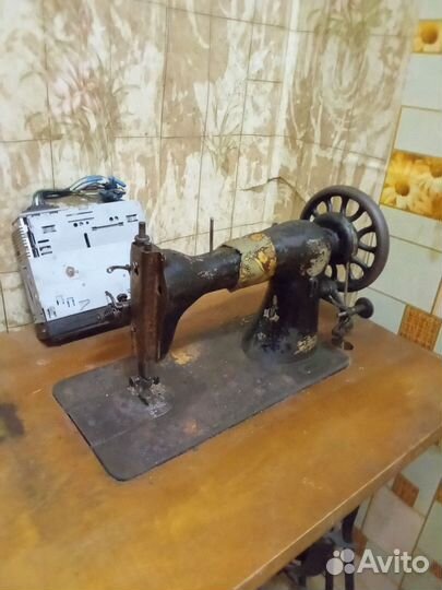 Швейная машина на чугунной подставке