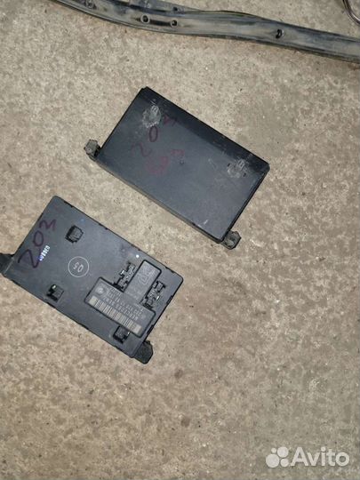 Блок в дверях передних на Мерседес 203