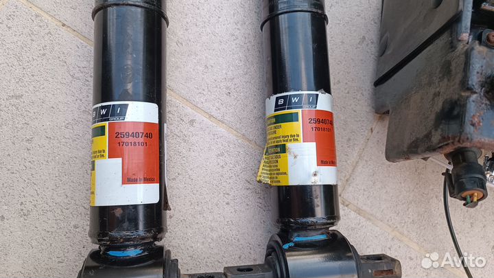 Стойки и компрессор cadillac escalade 3