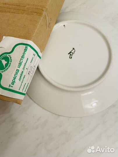 Тарелка настенная;вышивка в рамке