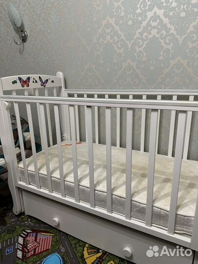 Кровать и пеленальный комод