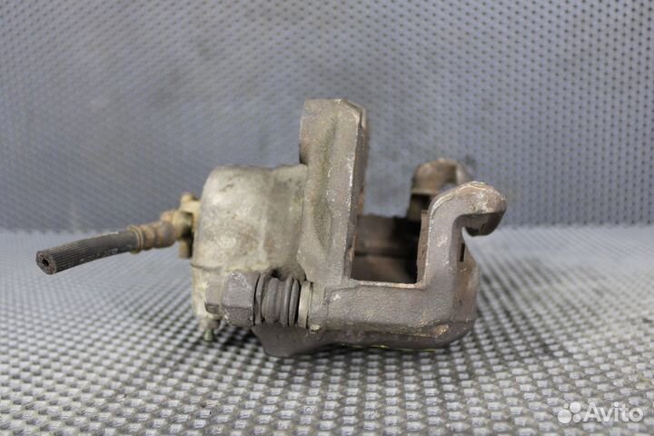 Суппорт тормозной передний левый Nissan Cefiro E-A