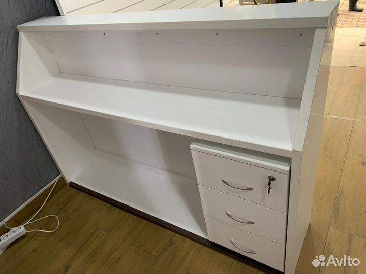 Стойка ресепшен