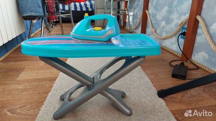 Детская гладильная доска и утюг