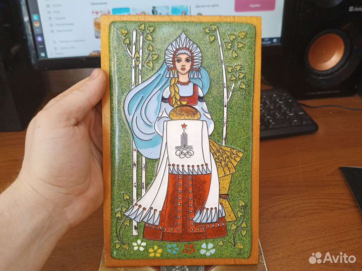 Ретро советское панно: девушка с караваем