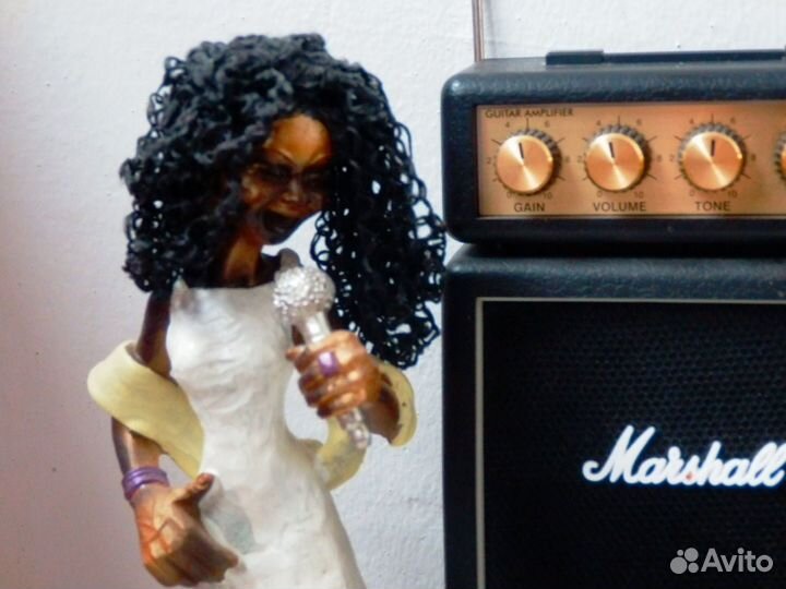 Фигурка певицы с микрофоном и копной волос