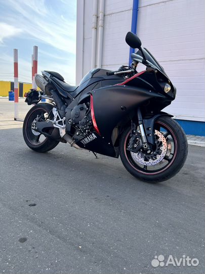 Yamaha R 1