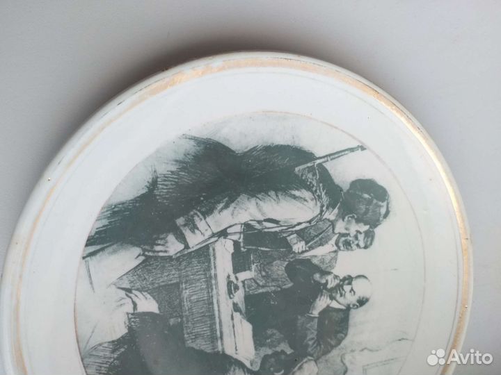 Тарелка Ленин в Смольном