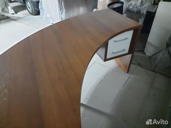 Шикарный офисный стол + тумба с доводчиками