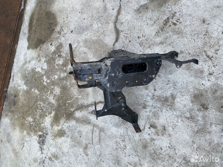 Кронштейн усилителя правый Mercedes CLK W209