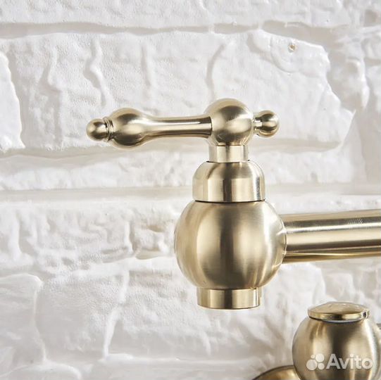 Смеситель в стену для раковины