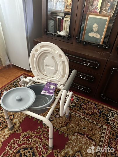 Кресло-туалет (с опускающимися подлокотниками)