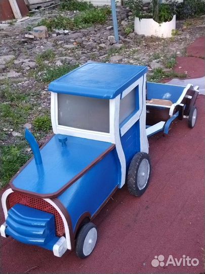 Синий трактор деревянный