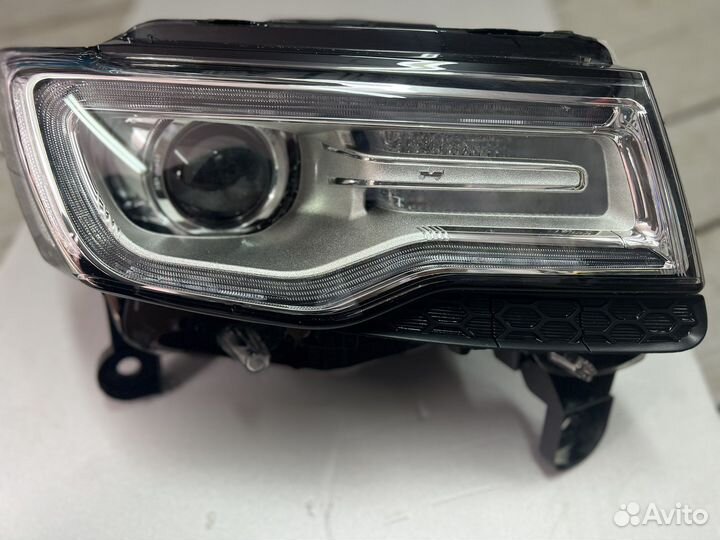 Фары передние Jeep Grand Cherokee WK2