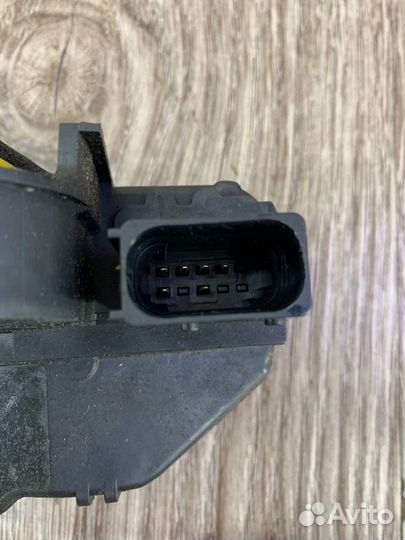 Замок двери передний левый Opel Astra J хетчбэк