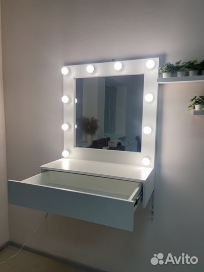 Гримерное зеркало с лампочками