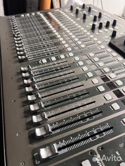 Цифровой микшерный пульт Behringer x32