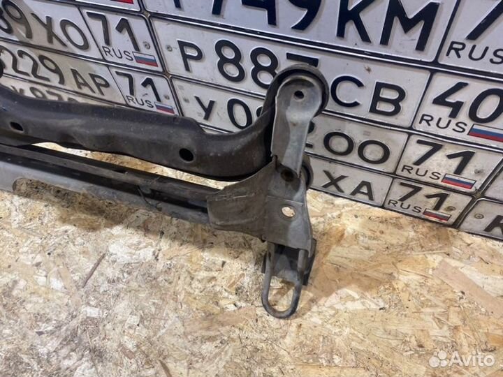 Подрамник передний Volkswagen Passat B3 1.8