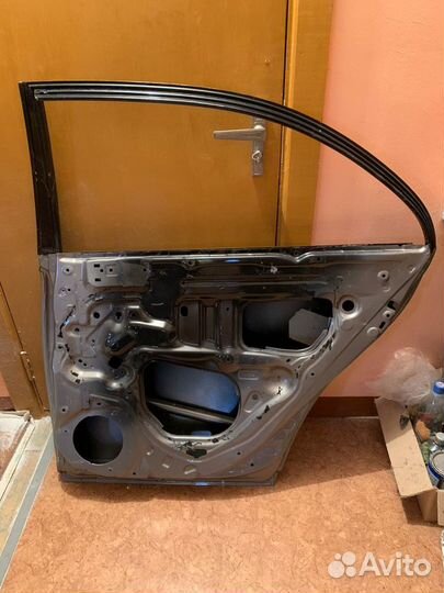 Задняя правая дверь Toyota Avensis II новая оригин