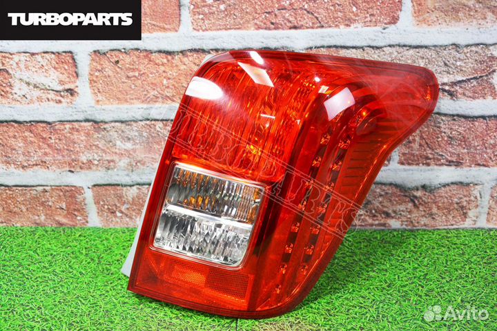 Стоп сигнал задний правый Toyota Corolla Fielder