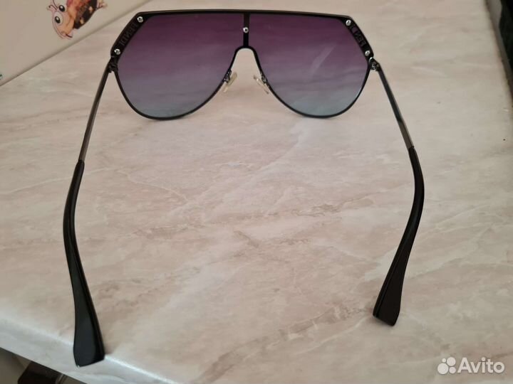 Солнцезащитные очки fendi