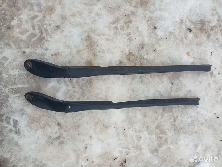 Поводок стеклоочистителя передний пр и лев Audi A8