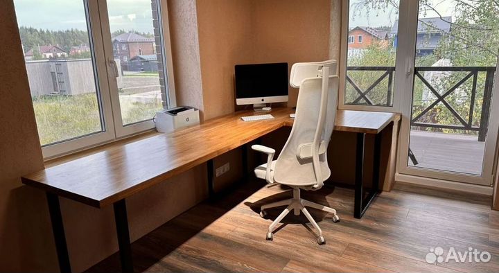 Компьютерный стол из дерева