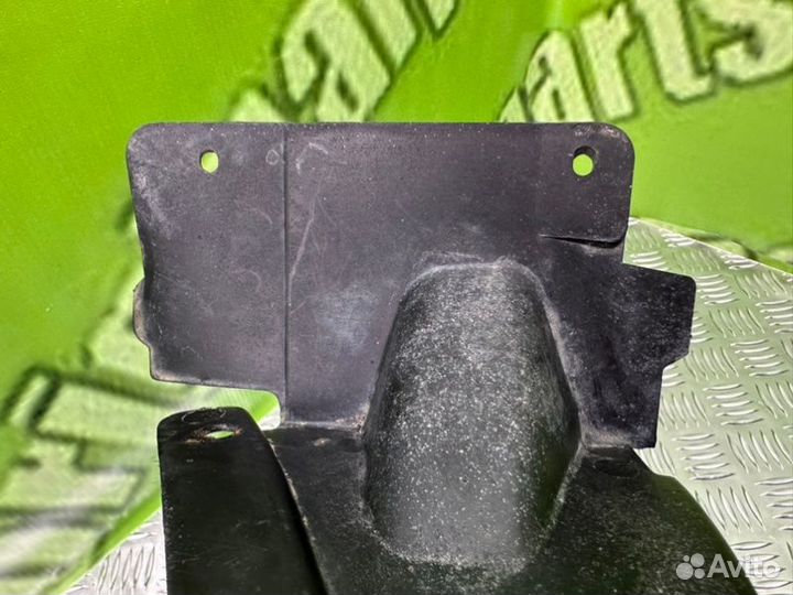 Пыльник радиатора левый Mercedes-Benz W124 M102